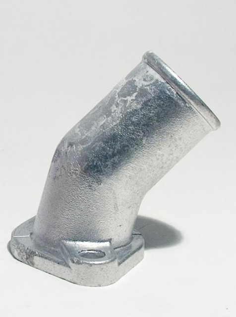 Tubo di raccordo rigido per pompa acqua trattore adattabile a rif. originale Fiat e New Holland 4697838 - Ama