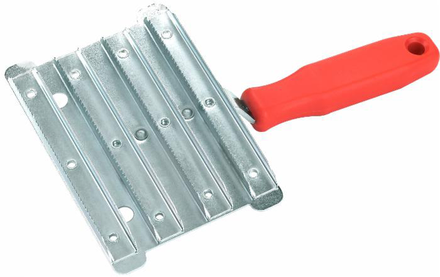 Striglia zincata a denti grossi per bovini larga 14 cm - Ama