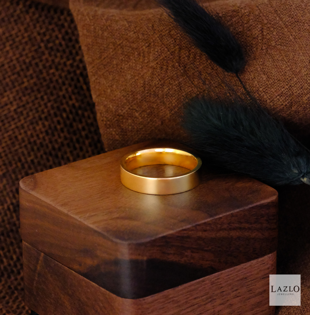 Gents 9kt Yellow Gold 5mm Easy Fit Wedding Band 1