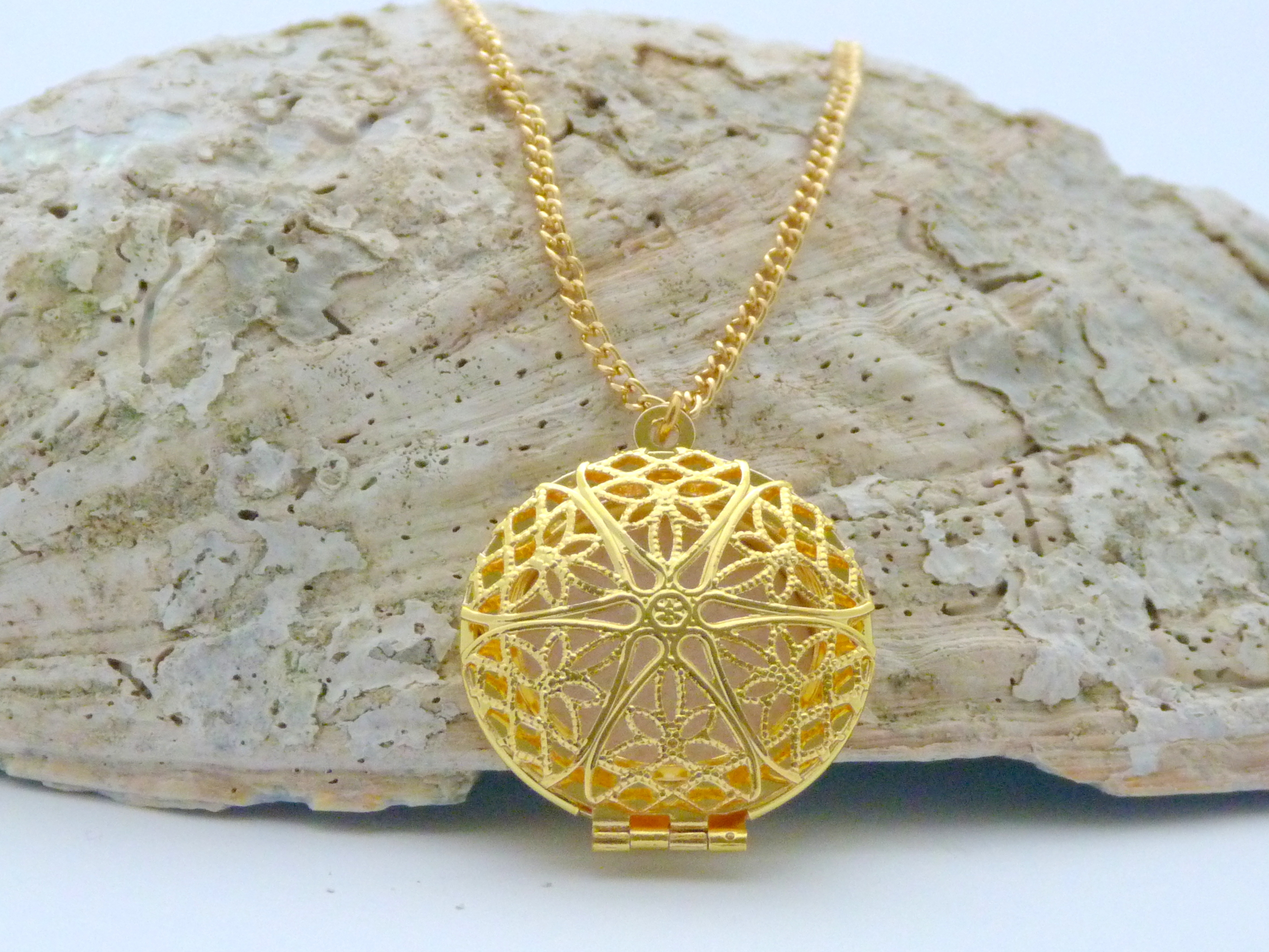 gold-star-necklace.jpg gold-star-necklace.jpg