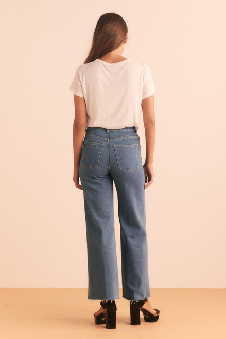 Wide-legged and cropped with a raw hem, these stretch denim jeans blend comfort and cool. A fitted waist and relaxed, flattering silhouette make them an easy-to-style staple with just the right hint of lived-in edge.