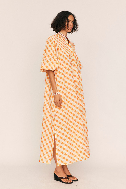 A modern muse with timeless charm, the Smocked Tunic Dress is crafted from airy cotton voile in a custom Bohemian Traders print. With a softly structured silhouette and thoughtful details, it offers a loose, relaxed fit that can be cinched at the waist with the matching tie belt for versatile styling.