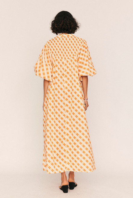 A modern muse with timeless charm, the Smocked Tunic Dress is crafted from airy cotton voile in a custom Bohemian Traders print. With a softly structured silhouette and thoughtful details, it offers a loose, relaxed fit that can be cinched at the waist with the matching tie belt for versatile styling.