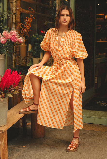 A modern muse with timeless charm, the Smocked Tunic Dress is crafted from airy cotton voile in a custom Bohemian Traders print. With a softly structured silhouette and thoughtful details, it offers a loose, relaxed fit that can be cinched at the waist with the matching tie belt for versatile styling.