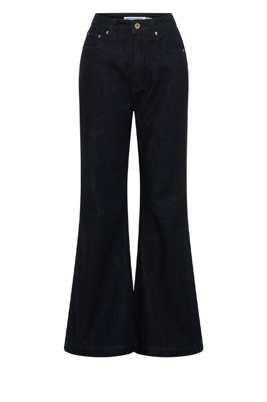 A historically cool silhouette inspired by the iconic 1970's era. Bohemian Traders flare jean now comes in Indigo and features a flattering high-rise waist and an exaggerated flare hem. These are guaranteed to become your go-to jeans for every occasion. Grab them in every colour before they sell out, again.