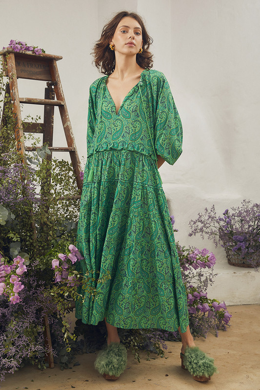 From the paisley greens to the fluttery tiers, Bohemian Traders Ruffle Neck maxi Dress is destined to be the centre of attention. It's made from cotton voile that's printed with decadent swirls and has tonal ties to the neck. Pair yours with tan sandals for day and golden tones for night.