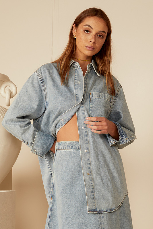 Bohemian Traders introduces the Classic Easy Fit shirt into its denim collection. Cut from our famed rigid denim for an authentic vintage feel. It has a relaxed fit with slightly dropped shoulders, a roomy pocket and a curved hem. Wear yours open over a simple tank and the matching circle skirt.