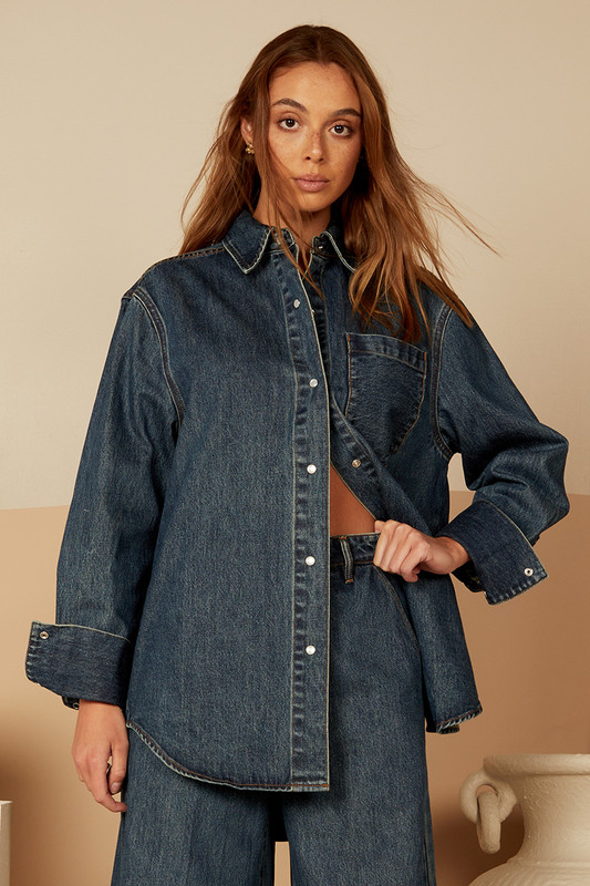 Bohemian Traders introduces the Classic Easy Fit shirt into its denim collection. Cut from our famed rigid denim for an authentic vintage feel. It has a relaxed fit with slightly dropped shoulders, a roomy pocket and a curved hem. Wear yours open over a simple tank and the matching jean.