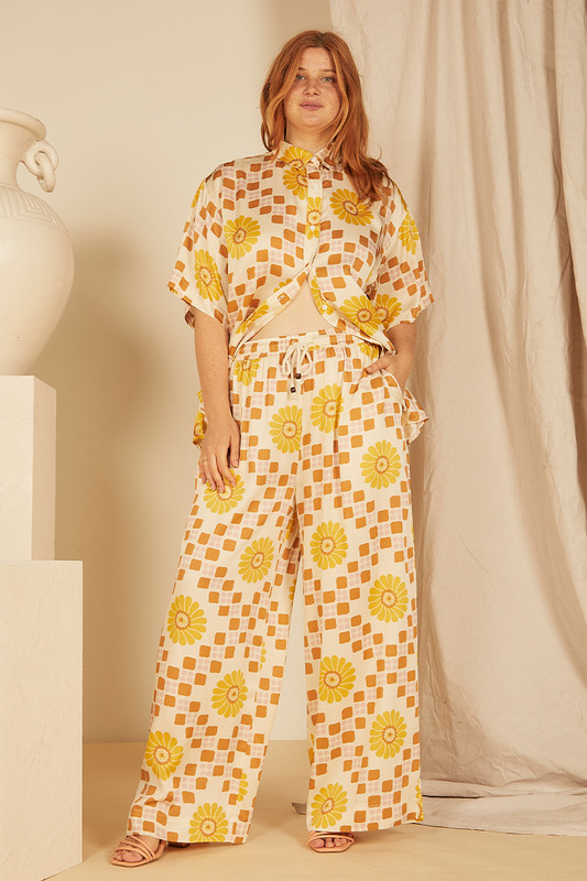 We love a matching set and the creamy tones found in Bohemian Traders Sprial Lounging Pant make this one a wardrobe essential. Made from luxurious moss-satin, it has a comfortable, slightly loose fit. Wear yours back with the co-ord shirt and tan accessories.