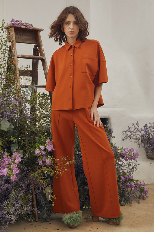 Carefully positioned front seams enhance the wide-leg shape of Bohemian Traders jersey track pants, along with a casual elasticated waistband. They've been cut from thick jersey and have a mid rise. We like them best when worn with the co-ordinating shirt.