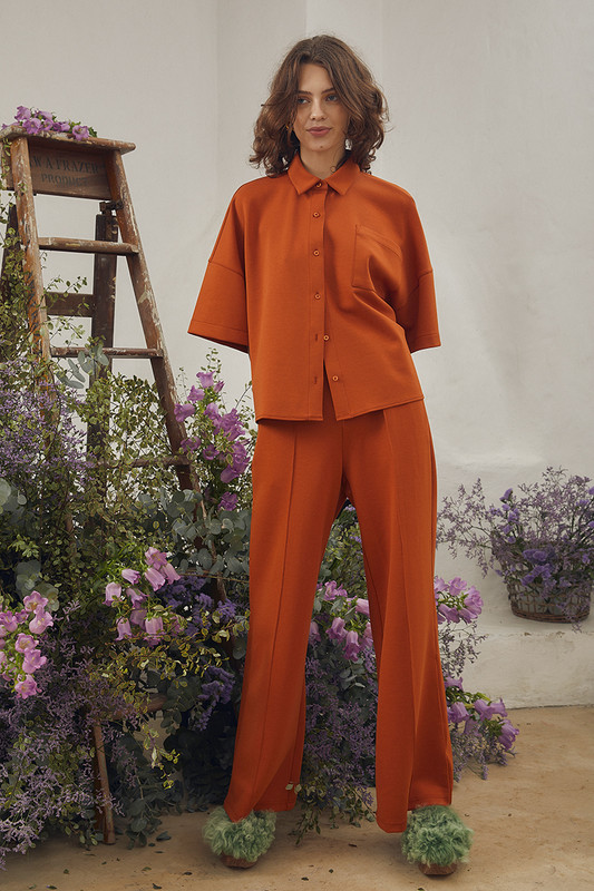 Carefully positioned front seams enhance the wide-leg shape of Bohemian Traders jersey track pants, along with a casual elasticated waistband. They've been cut from thick jersey and have a mid rise. We like them best when worn with the co-ordinating shirt.