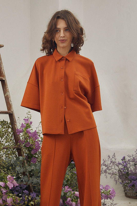 When we think of minimalist design, we want each piece to be able to be worn on repeat and with different wardrobe favorites. This oversized shirt is topped with a relaxed collar and pairs back perfectly with the co-ordinating pant.