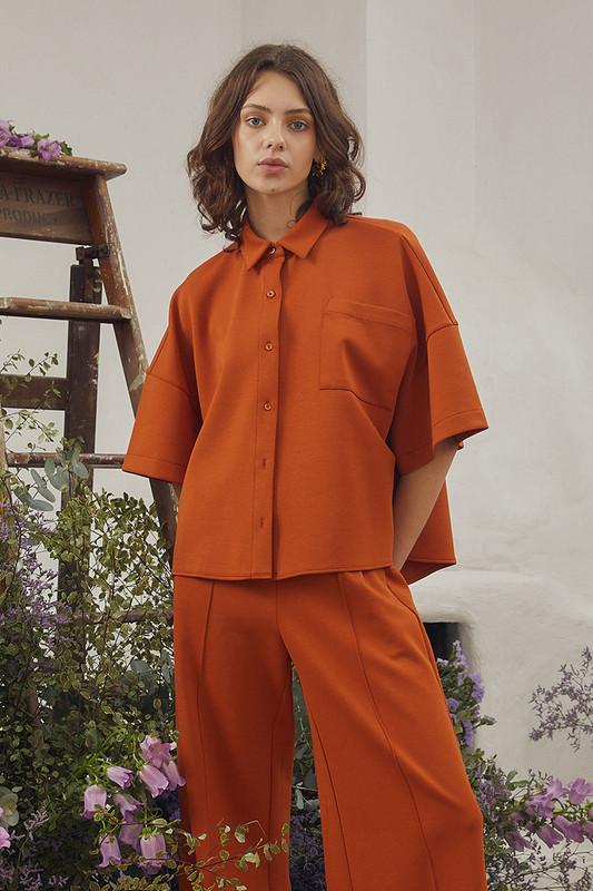 When we think of minimalist design, we want each piece to be able to be worn on repeat and with different wardrobe favorites. This oversized shirt is topped with a relaxed collar and pairs back perfectly with the co-ordinating pant.