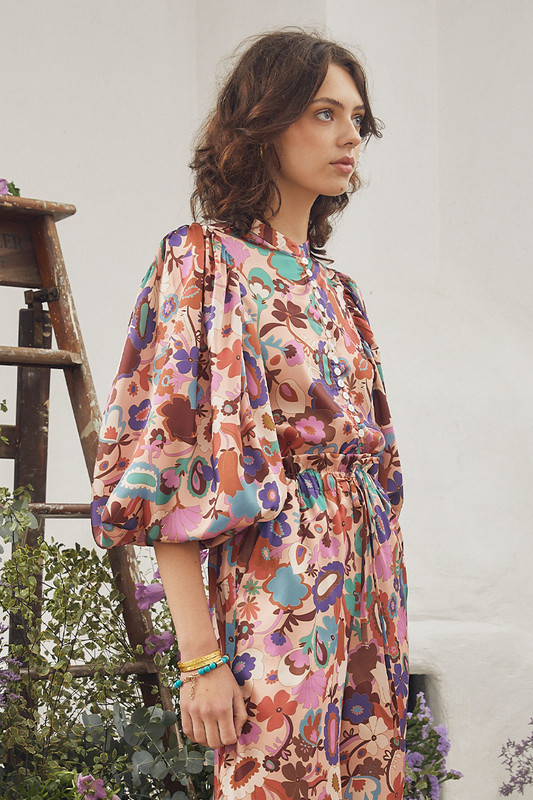 This feminine blouse is made from satin twill and patterned with our in-house designed Carnaby print. It has blouson sleeves and a henley placket to temper the swing hem. Wear yours with denim or the coordinating Paper Bag Pant.
