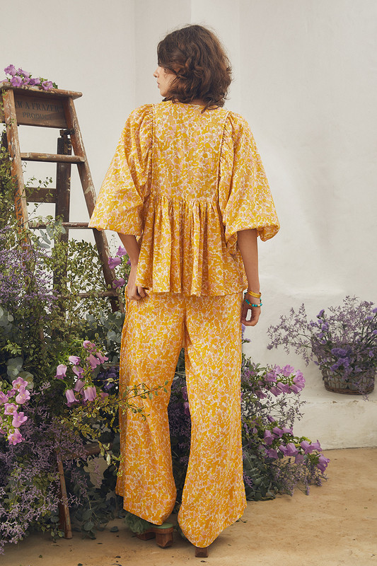 The Ashbury Elastic Waist Pant offers a gentle nod to 1970's style with its honey toned print. You can create a head-to-toe look by styling them with the matching blouse in the collection. They're made from blended linen in a wide-leg shape and have an elasticated, drawstring waist.