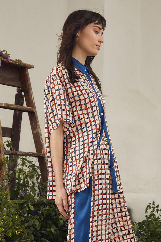 We love a matching set and the easy tones found in Bohemian Traders 'cubist' shirt make this one a wardrobe essential. Made from luxurious crepe viscose, it has a comfortable, slightly loose fit. Wear yours back with the co-ord pant and black accessories.