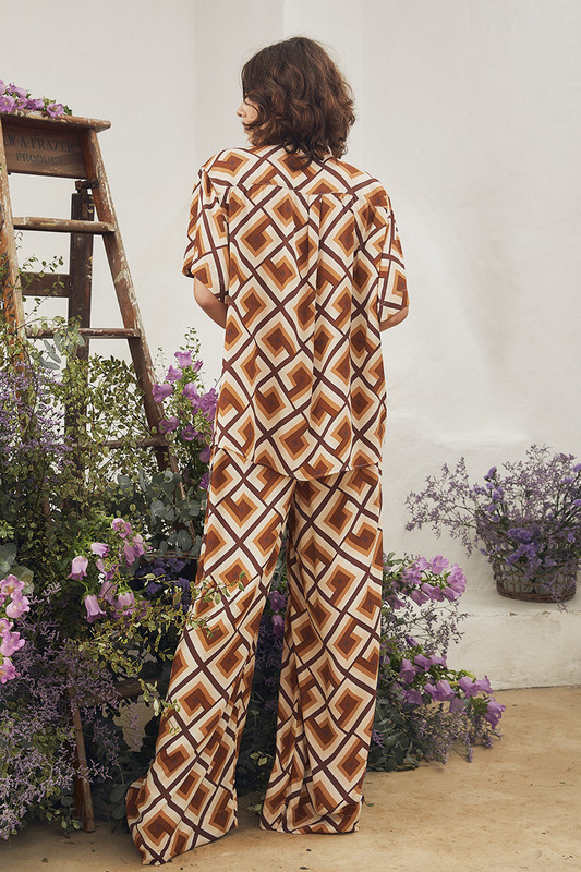 We love a matching set and the neutral tones found in Bohemian Traders 'Patti' Lounging Pant make this one a wardrobe essential. Made from viscose crepe, it has a comfortable, slightly loose fit. Wear yours back with the co-ord shirt and black accessories.