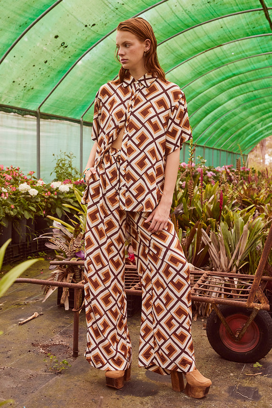 We love a matching set and the neutral tones found in Bohemian Traders 'Patti' Lounging Pant make this one a wardrobe essential. Made from viscose crepe, it has a comfortable, slightly loose fit. Wear yours back with the co-ord shirt and black accessories.