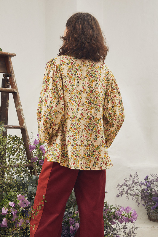 This easy wearing blouse has a relaxed shape with buttons to the front. Made from cotton seersucker, it's printed with vintage-inspired flowers. Finish your outfit with the coordinating cords.