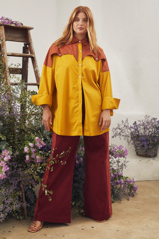 This two tone oversized shirt is made from contrasting panels of cotton that lend subtle interest to everybods favourite Bohemian Traders design. Complete with shell buttons, it has a relaxed fit emphasized by dropped shoulder seams and falls to a curved hem. Wear yours with the Spliced Cord Trouser.