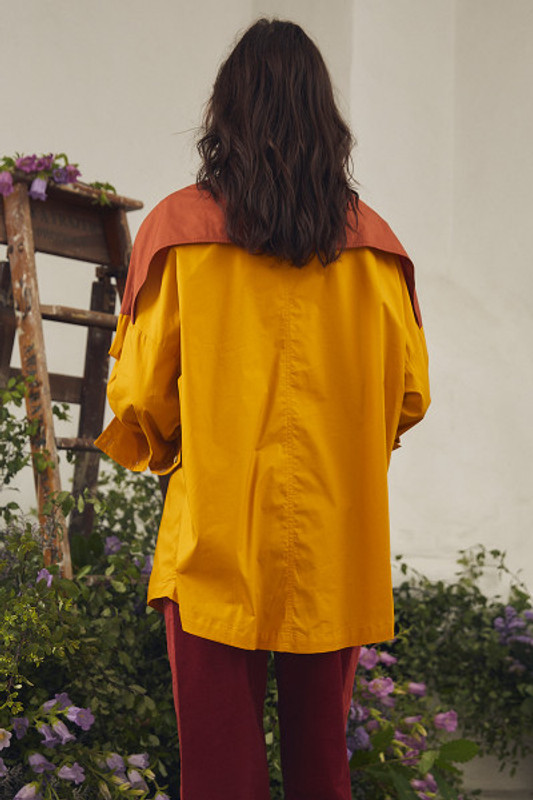 This two tone oversized shirt is made from contrasting panels of cotton that lend subtle interest to everybods favourite Bohemian Traders design. Complete with shell buttons, it has a relaxed fit emphasized by dropped shoulder seams and falls to a curved hem. Wear yours with the Spliced Cord Trouser.