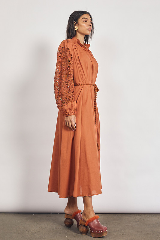 This easy wearing dress is defined by the crocheted sleeve detail which reveals glimpses of skin. It's crafted from 100% cotton and drapes loosly over your figure into a midi length. Wear yours with golden accessories.