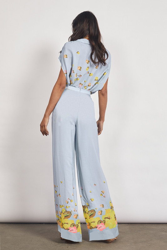 This trouser is printed with tropical blooms painted by renound Austraina artist Lottle Rae. Cut from light weight crepe, it has a relaxed silhouette that matches perfectly with the co-ordinating kimono.