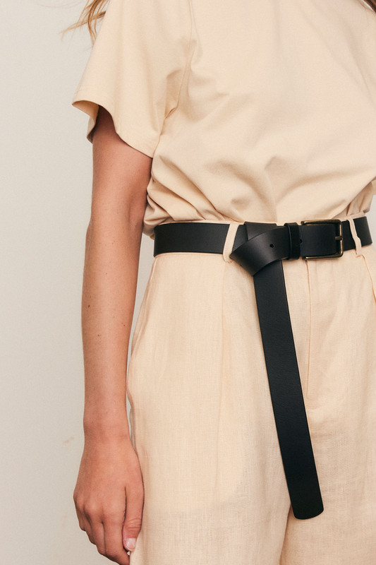 A rich leather belt with antique-finish buckle and knot detail, this accessory adds a touch of rustic charm and polished edge. Crafted to cinch your waist with timeless elegance, it pairs perfectly with dresses or tailored separates.