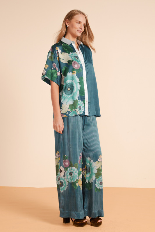 Slip into the silky comfort of these lounge pants, crafted from fluid viscose satin with an elastic drawcord waist and side pockets. The Waterbeds print captures the serene charm of Torre Bennista, making these pants perfect for laid-back luxury. Pair with the Waterbeds Shirt for the ultimate cool-girl set.