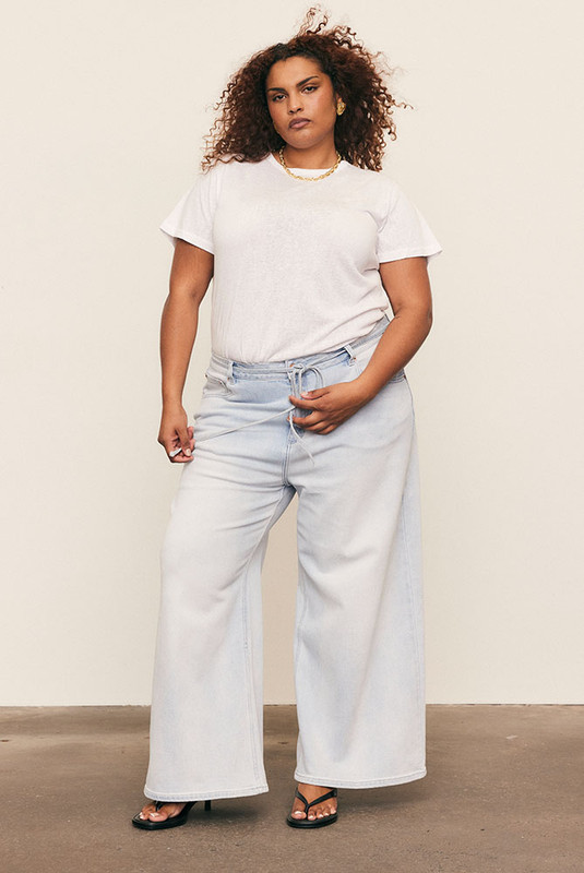 The Baggy Denim Jean delivers modern ease through a wide, slightly cropped leg and relaxed high-waist cut. Crafted from premium stretch denim, it moves with you while maintaining structure and polish. Machine washable and made to flatter every body, this jean is an enduring wardrobe foundation. If you're inbetween sizes, we recommend sizing down