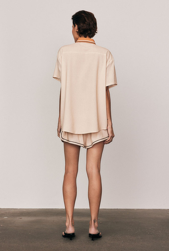 Designed for relaxed refinement, the Kauai Athletic Short is crafted from a premium linen blend in Bohemian Traders’ exclusive Kauai placement print. With an elasticated waist, drawcord and contrast piping, it delivers ease, structure and versatility in one. Pair with the matching Kauai Short Sleeve Shirt for a coordinated, elevated summer set.