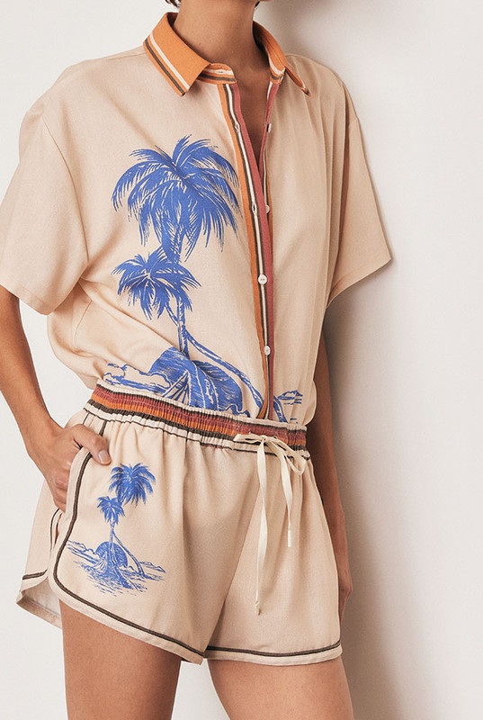 Designed for relaxed refinement, the Kauai Athletic Short is crafted from a premium linen blend in Bohemian Traders’ exclusive Kauai placement print. With an elasticated waist, drawcord and contrast piping, it delivers ease, structure and versatility in one. Pair with the matching Kauai Short Sleeve Shirt for a coordinated, elevated summer set.