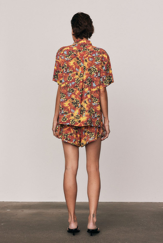 Cut from crisp printed rayon, the Kai Sporty Short combines comfort and craftsmanship. Featuring an elasticated waist, drawcord, and contrast piping, it’s tailored for easy movement and polished structure. Style it with the matching Kai Short Sleeve Shirt to create a coordinated look that transitions seamlessly from coastal mornings to city afternoons.