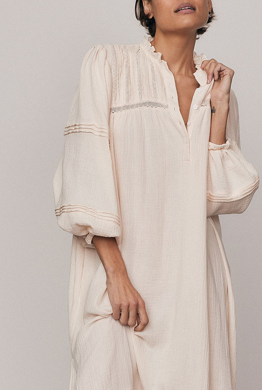 Light, effortless and full of movement, the Kinney Billow Dress is crafted from pure double cotton with delicate lace and pintuck detailing. Featuring a soft ruffle neckline, voluminous sleeves and a flowing silhouette, it drapes beautifully with every step. A timeless expression of bohemian ease. Breathable, versatile and endlessly flattering on every size.