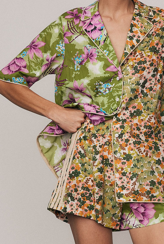 Part of a matching set, the Ivy Sport Short is crafted from soft cotton voile in Bohemian Traders’ exclusive spliced print. Designed with an elasticated waist and drawcord for comfort, it falls softly through the hips for effortless movement. Pair with the coordinating Ivy Shirt for a bold, elevated take on resort dressing.