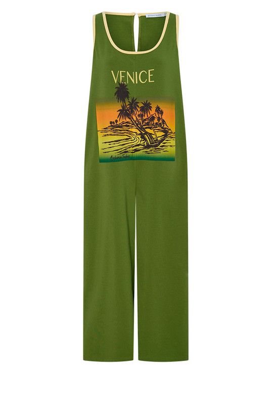 The Relaxed Jersey Jumpsuit is your one-and-done outfit for days that call for comfort and confidence. Cut from soft cotton-blend jersey in Jungle Green, it features a custom chest print, cropped wide leg and easy, relaxed fit. Slip it on and go. It’s simple, flattering and made for life in motion.