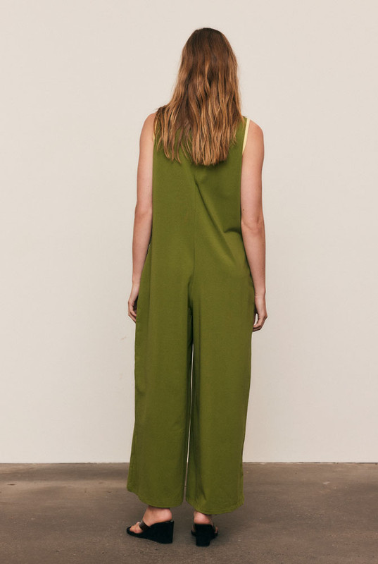 The Relaxed Jersey Jumpsuit is your one-and-done outfit for days that call for comfort and confidence. Cut from soft cotton-blend jersey in Jungle Green, it features a custom chest print, cropped wide leg and easy, relaxed fit. Slip it on and go. It’s simple, flattering and made for life in motion.