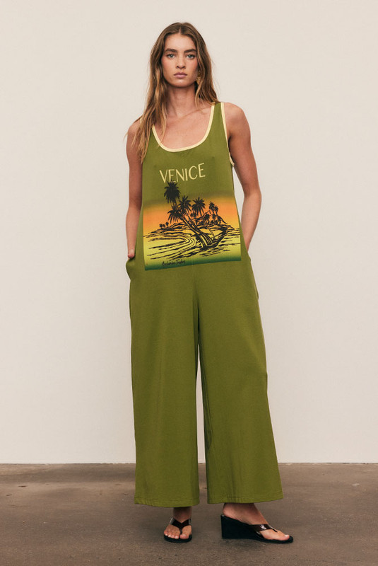 The Relaxed Jersey Jumpsuit is your one-and-done outfit for days that call for comfort and confidence. Cut from soft cotton-blend jersey in Jungle Green, it features a custom chest print, cropped wide leg and easy, relaxed fit. Slip it on and go. It’s simple, flattering and made for life in motion.