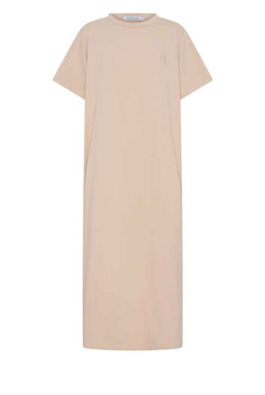 The T-Shirt Dress is crafted from premium pure cotton with subtle logo embroidery, delivering everyday comfort with refined simplicity. Designed in an oversized silhouette with side splits and pockets, it moves effortlessly through the day. Easy to wash and endlessly wearable, this natural-fibre essential defines the art of relaxed, elevated dressing.
