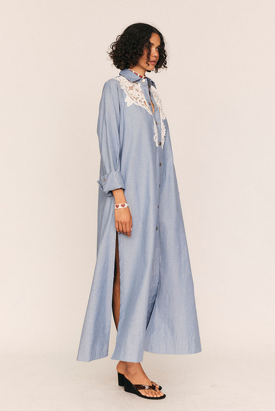 A beloved Bohemian Traders silhouette, the Denim Opera Dress returns, reimagined in soft chambray cotton with delicate lace inserts. Designed for a relaxed fit, this maxi dress pairs everyday ease with refined detail, featuring a classic collar, full-length sleeves, and a centre-front button closure.