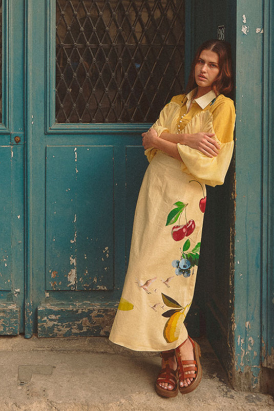 Designed for days that call for quiet impact, the Fruito Midi Skirt is a refined silhouette brought to life in Bohemian Traders’ exclusive fruit motif placement print. Crafted from a premium linen-cotton blend, it sits neatly at the waist before falling into an elegant A-line shape with a subtle centre-back split.