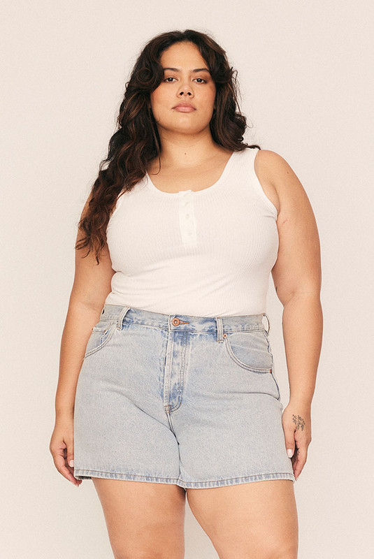 A modern wardrobe essential reimagined with quiet confidence. The Scoop Neck Tank is cut from soft, premium ribbed cotton with just the right amount of stretch, offering a figure-skimming silhouette that flatters every shape. With a rounded scoop neckline, sleek self-binding, and functional button detailing, it transitions effortlessly from layering piece to stand-alone staple.