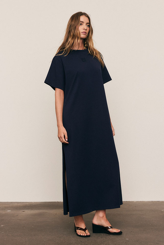 The Navy Oversized Tee Dress is the essential throw-on of the Bohemian Traders POETICA collection. A relaxed, luxe-cotton midi that anchors your wardrobe and elevates every outfit it touches, it is crafted from luxe cotton jersey and is as comfortable as it is versatile.