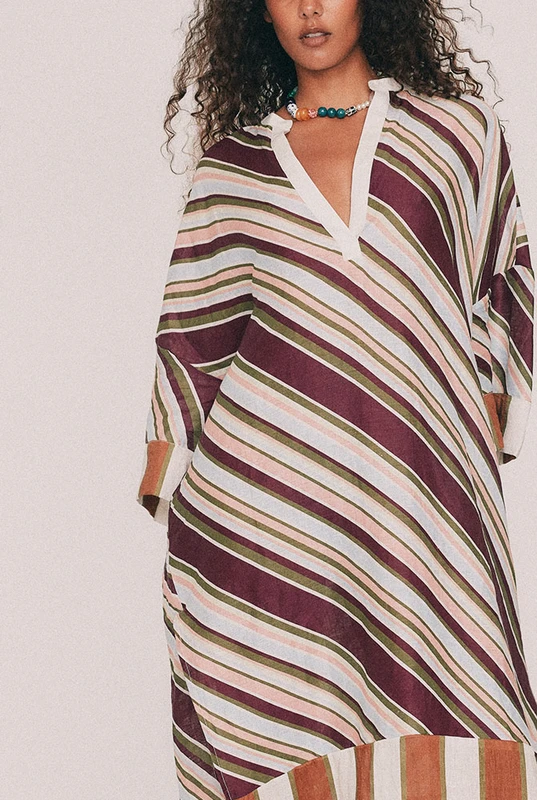 Cut from pure linen, this striped kaftan maxi dress is oversized with a contrast cream neckline and wide contrast cuffs. Pockets sit in the side seams and there are no fastenings to arrange making it the perfect one-and-done look. It's the dress for long lunches and days spent seaside. Designed from a 6 to a 22.