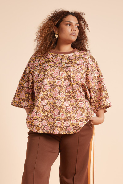 The Juliet Boxy Tee in chocolate is cut from premium stretch ponte and printed with a custom Bohemian Traders floral. With its oversized fit, contrast ribbed neckline, and structured drape, it’s a fresh take on the classic t-shirt. Pair with denim or a matching skirt for an effortless, artful look.
