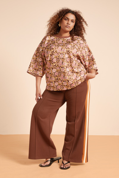 A fresh take on our bestselling track pant, now in rich chocolate with contrast side stripes. Crafted from premium stretch ponte, this full-length style features an elasticated waist, relaxed leg, and side pockets for easy wear. Pair with the Juliet Boxy Tee for a polished yet effortless set.
