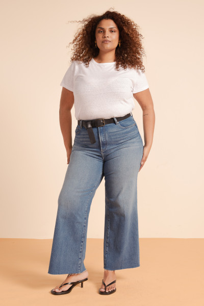 Wide-legged and cropped with a raw hem, these stretch denim jeans blend comfort and cool. A fitted waist and relaxed, flattering silhouette make them an easy-to-style staple with just the right hint of lived-in edge.