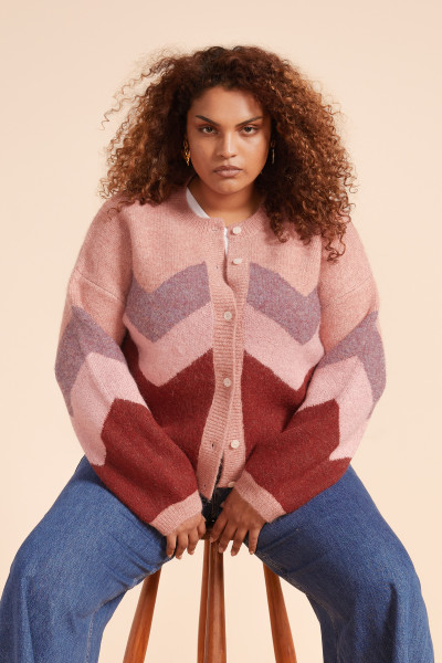 ZIG ZAG KNIT CARDIGAN IN BERRY