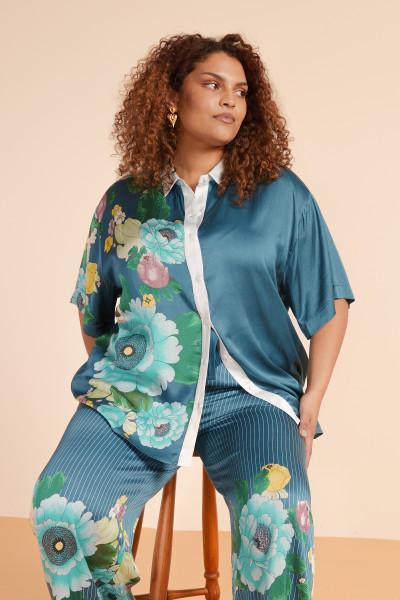Silky viscose satin in a custom print lends effortless luxe to this loose-fit shirt. With a classic collar, short sleeves, and a fluid drape, the Waterbeds Shirt is an elevated essential for warm days or layered styling that’s equal parts relaxed and refined. Pair with the Waterbeds Lounge Pant for the ultimate cool-girl set.