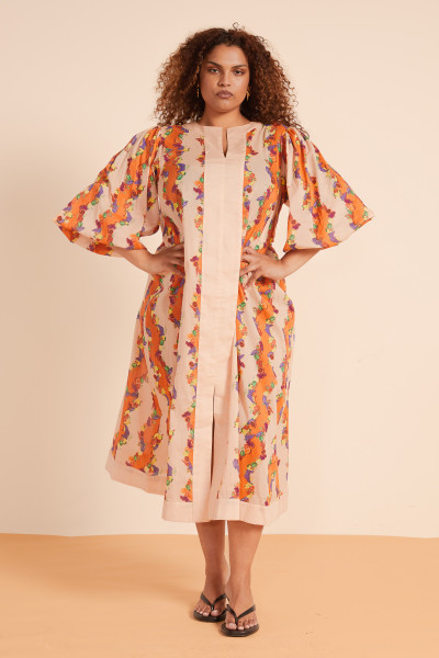 Sunset tones and easy elegance define this Harvest midi kaftan. Soft cotton voile flows gently over the body with flared sleeves and a low neckline - the perfect throw-on piece for vibrant days and warm evenings.